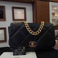 BLACK quilted lambskin Chanel 19 Flap Bag AS NEW