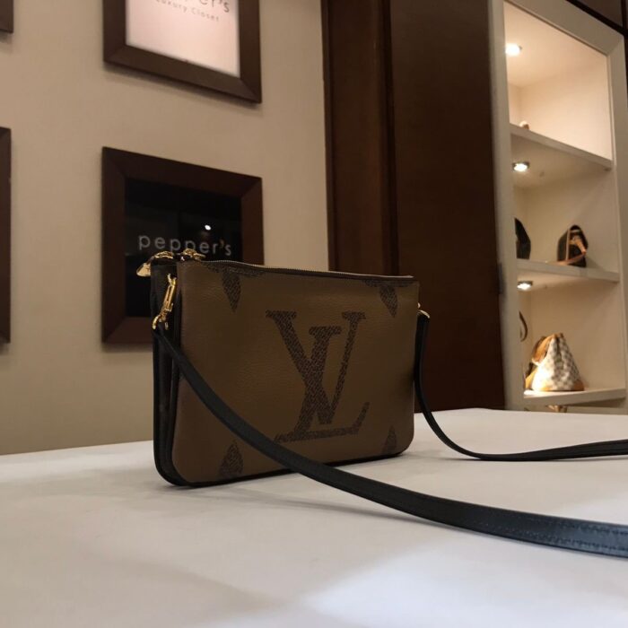 BROWN REVERSED MONOGREAM DOUBLE ZIP POCHETTE MINI CROSS BODY BAG